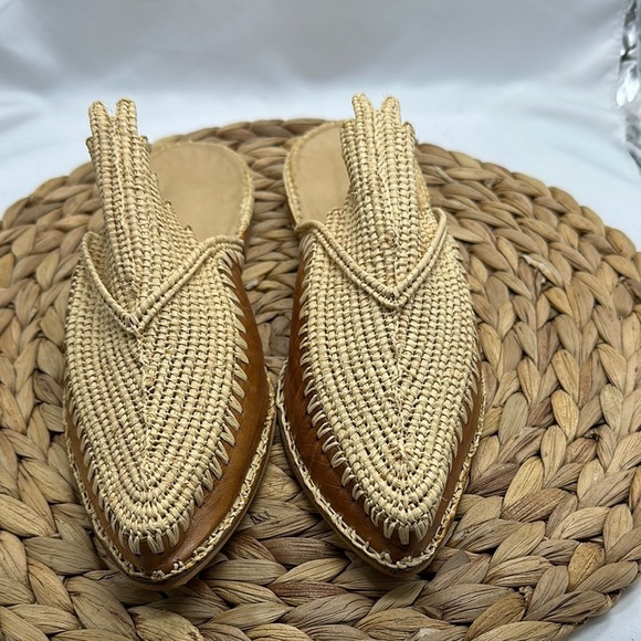 Woman’s  Tan Leather and Cream Woven Raffia Slippers Very Unique - Picture 2 of 6